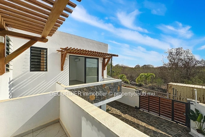 Maison neuve et moderne avec piscine et jardin