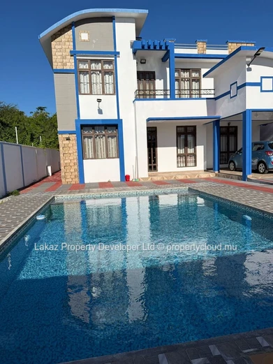Maison meublée 4 chambres avec piscine à louer à Calodyne