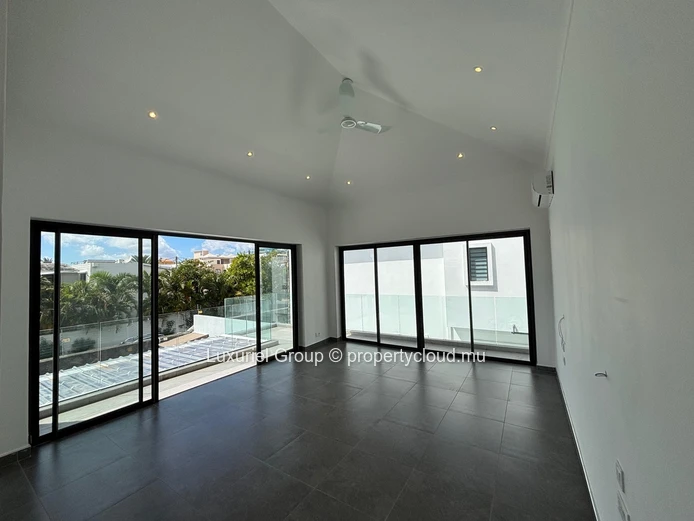 Villa contemporaine de 5 chambres, piscine privée, et espaces de vie généreux