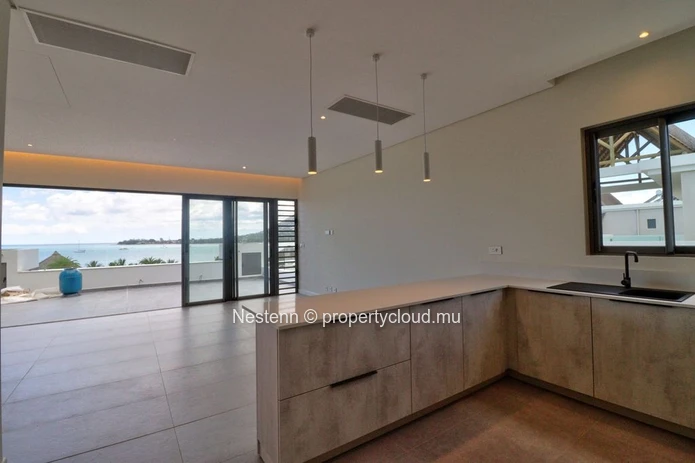 4-bedroom penthouse with sea and mountain views