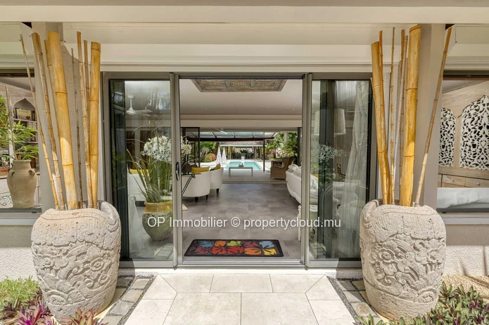 Villa RES à vendre à Grand Baie, 380m² habitables, terrain de 1.045m², 4 chambres, piscine privée. Meublée, climatisé...