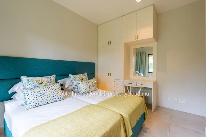 Penthouse PDS à vendre à Tamarin, Rivière Noire. Terrain de 210m², 3 chambres, piscine privée, vue rivière et montagne.