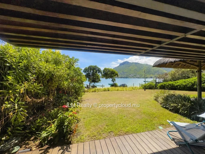 Superbe villa pieds dans l’eau à vendre à Rivière Noire, Île Maurice