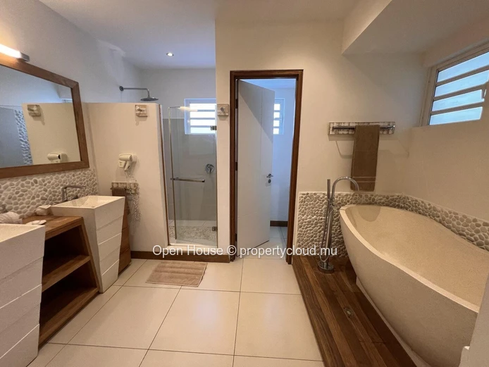Magnifique appartement pieds dans l'eau, vue féérique sur le lagon de Cap Malheureux et les îles. 3 chambres. Piscine.