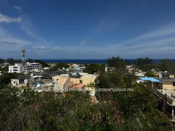 2 bedroom apartment with sea views
