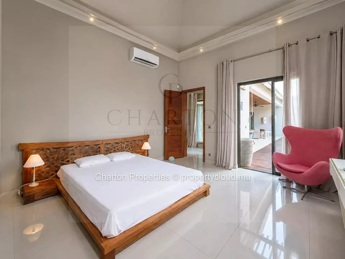 Villa élégante de 4 chambres en suite avec bureau – Une propriété familiale au cœur d’un cadre tropical privilégié