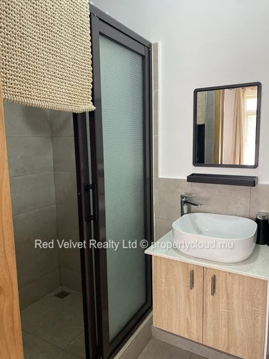 Appartement de 2 chambres au rez-de-chaussée à louer – Flic en Flac | Jardin | Rs 43,000