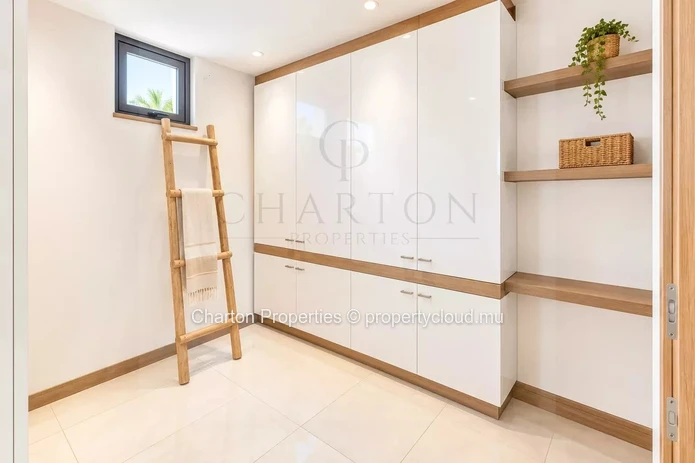Exceptional 3-bedroom penthouse on the top floor, with golf view in the heart of Mont Choisy