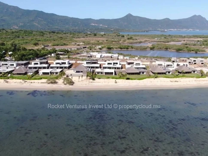 Villa de Luxe de 3 Chambres à Louer à Tamarin, Front de Mer avec Piscine