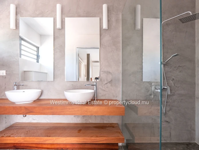 New villa with swimming pool in a secure residential area
