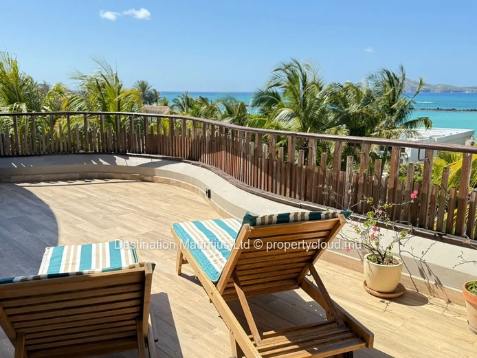 Beachfront Luxury Living with Panoramic Ocean Views