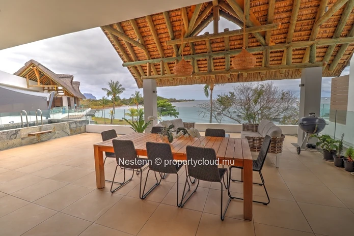 Penthouse de 4 chambres pieds dans l'eau  avec vue mer et montagnes. 