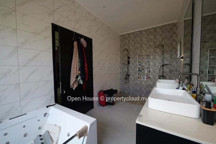 Villa PDS à vendre à Grand Baie, 492m² habitables, terrain 851m², 4 chambres, piscine privée, caractéristiques extéri...