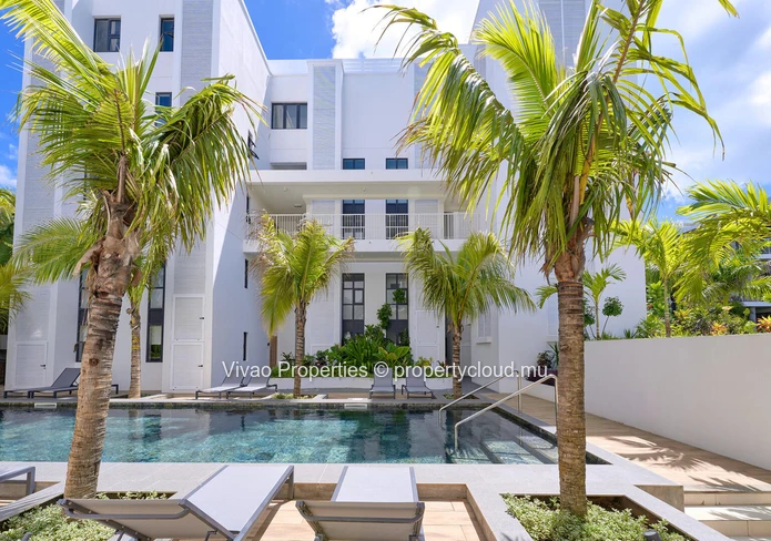 Accessible to foreigners, duplex apartment for sale in Pointe aux Canonniers, 142m², 3 bedrooms, communal pool, garde...