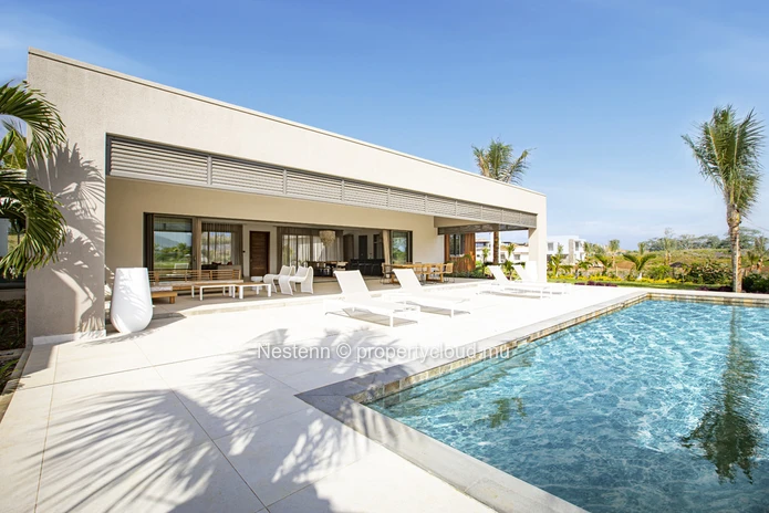 Villa neuve de 4 chambres de plain-pied avec vue sur le golf dans un domaine prestigieux