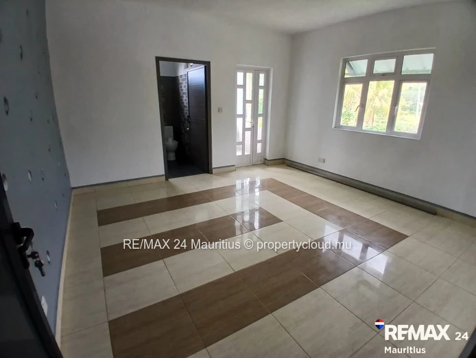 Spacious 5-Bedroom Family Home with Stunning Mountain Views