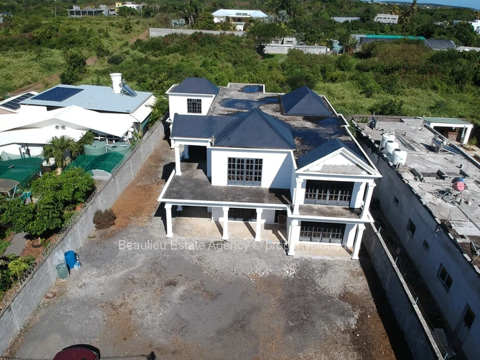 Maison neuve inachevée à vendre dans la région de Roche Terre.
