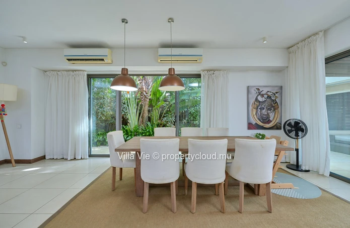 GRAND BAIE - Townhouse with 3 bedrooms en suite, sea access, swimming pool