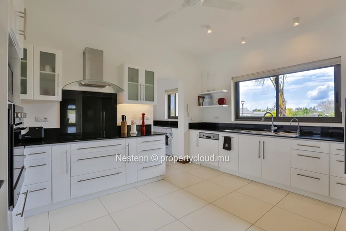 Modern villa of 4 bedrooms in a secure residence