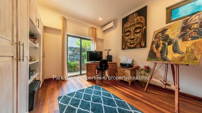 Élégante Villa de Style Balinais avec 3 Chambres, Piscine et Kiosque