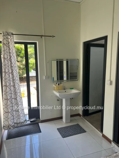 Maison Familiale de 4 Chambres avec Garage et CCTV à Beau Vallon – Rs 4,8M