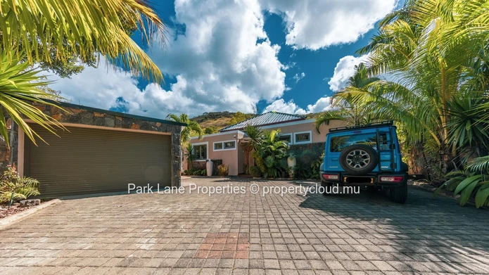 Élégante Villa de Style Balinais avec 3 Chambres, Piscine et Kiosque