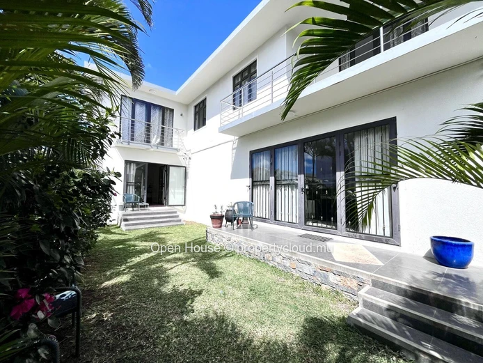 MAURITIAN VILLA in Grand Baie, 300m² living space, 353m² land, 3 bedrooms, office, garden, parking, close to schools,...