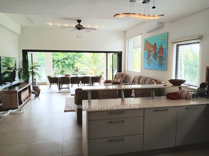 Between the sea and the river, a penthouse with its feet in the water