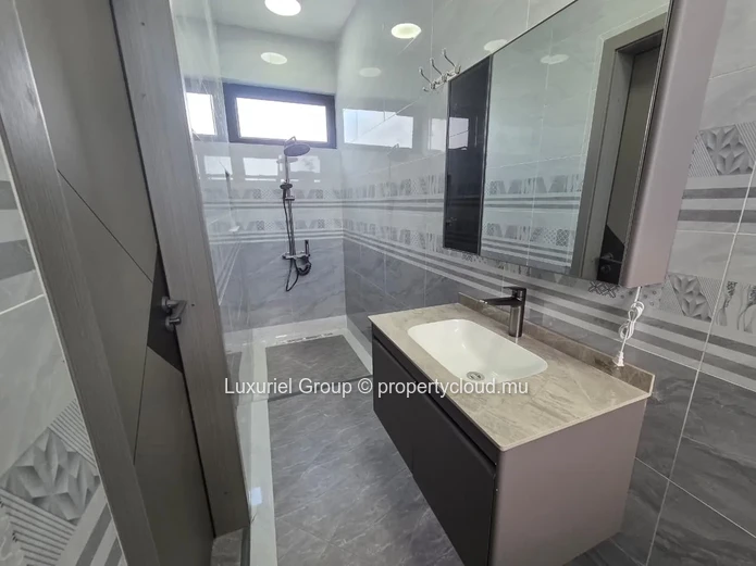 Modern and Spacious Duplexes for Rent in Pereybere