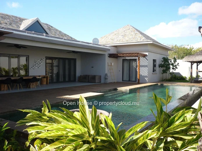 Villa de grand standing d'architecte, 5 chambres, 2 Masters, 4 SDB, piscine 20m, double garage.