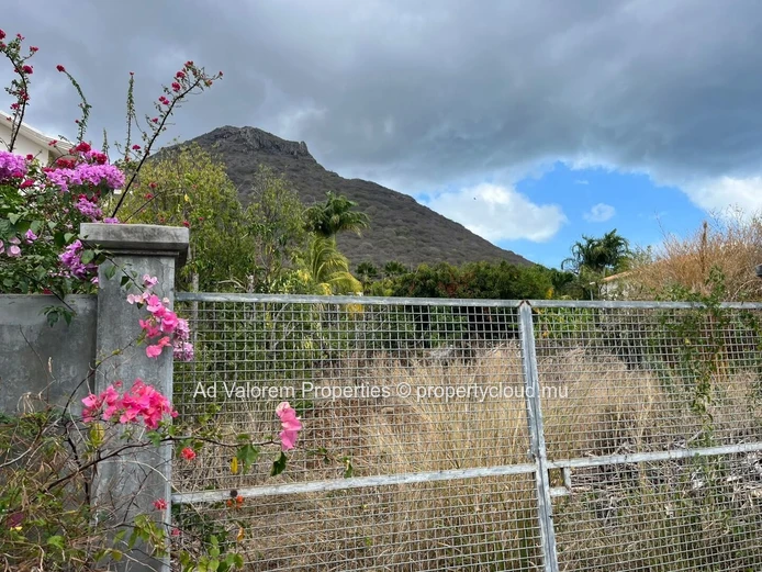 Terrain résidentiel de 1 064 m² à vendre à Rivière Noire