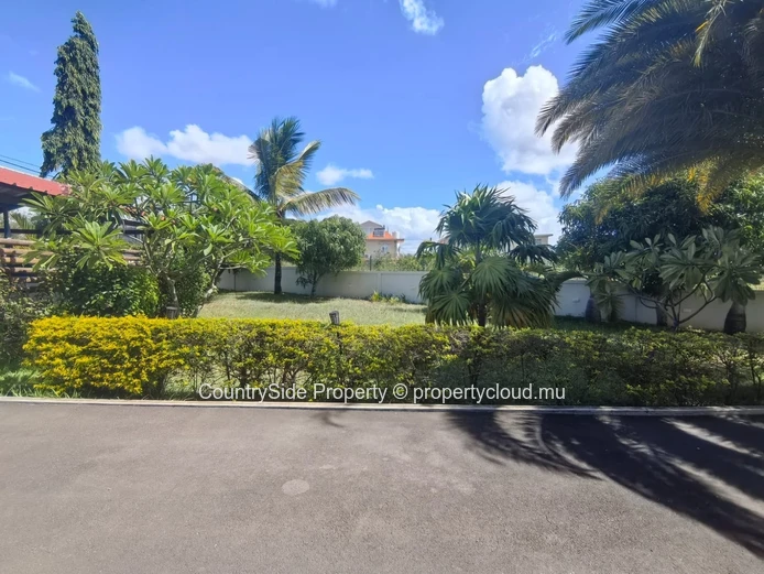 Bright & Spacious 2-Bedroom Apartment Just 5 Minutes from the Beach and Shops
