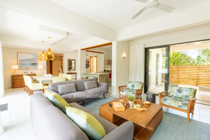 Penthouse PDS à vendre à Tamarin, Rivière Noire. Terrain de 210m², 3 chambres, piscine privée, vue rivière et montagne.