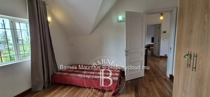 QUATRE BORNES - Maison et bureau jumelés à vendre - 450 m²