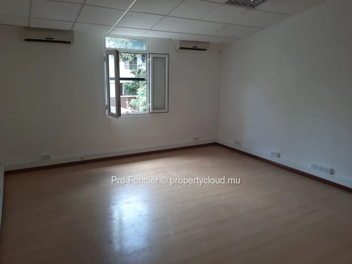 Ground floor office for rent in Port-Louis - Colonial-style (Sole Mandate)