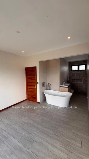  Newly Built family house with pool