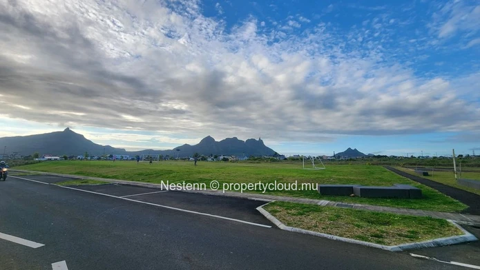 Terrain à vendre à l'Avenir, 581,12 m² clôturé avec vue sur la montagne, proche des écoles, des arrêts de bus, du gol...