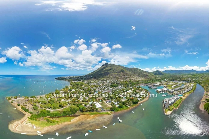 Duplex 3 Chambres Avec Ponton Privatif Dans Une Marina D’Exception À Rivière Noire - Île Maurice