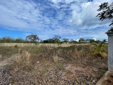 Good opportunity to acquire this plot of land in a gated morcellement. This quiet morcellement is accessible to all a...