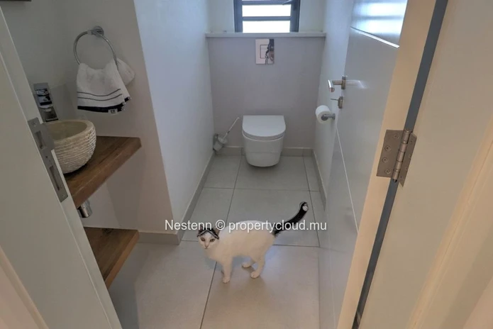 Bright 3-bed apartment with spacious jacuzzi in a residence