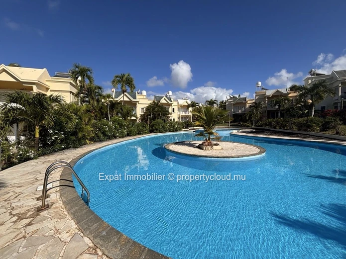 Contemporary 3-Bedroom Duplex Overlooking The Lagoon And Coin De Mire – Calodyne