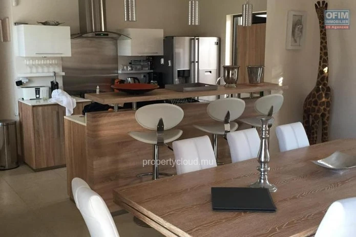 A vendre une villa accessible à l'achat aux étrangers et aux mauriciens à proximité de Grand Baie dans un bel environ...