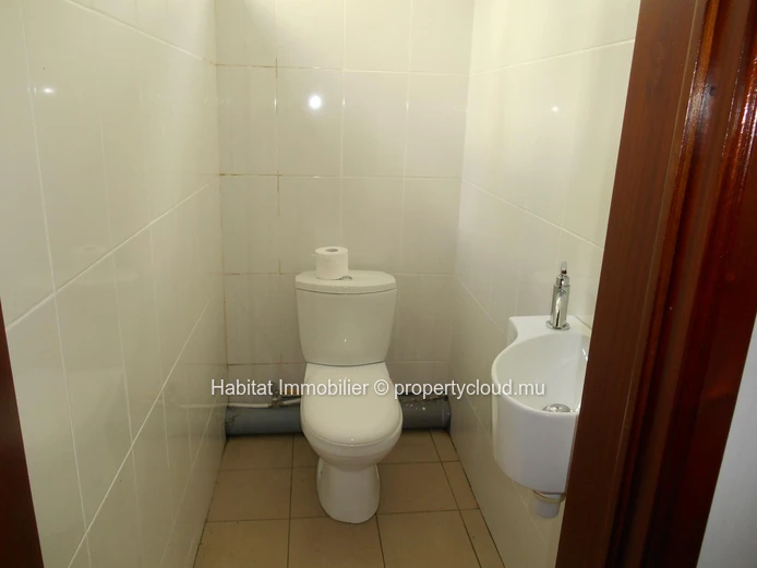 Commercial building of 300 m2 on a plot of land of 83 toises located in Vacoas