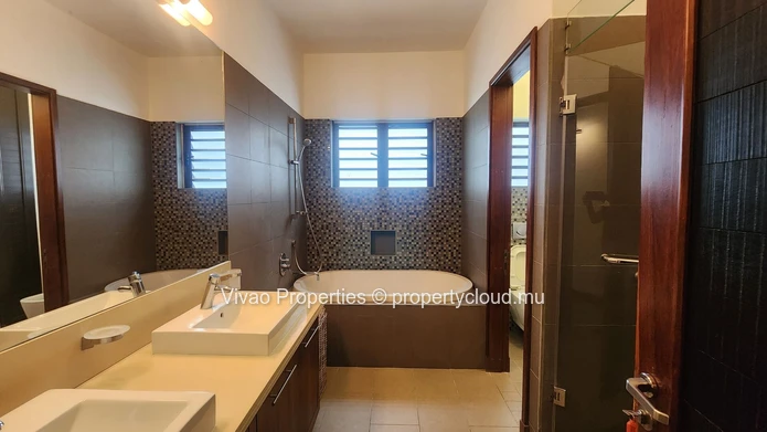 Appartement meublé 3 chambres à louer à Moka (172m²). Magnifique environnement donnant sur la rivière. Ref 16186.