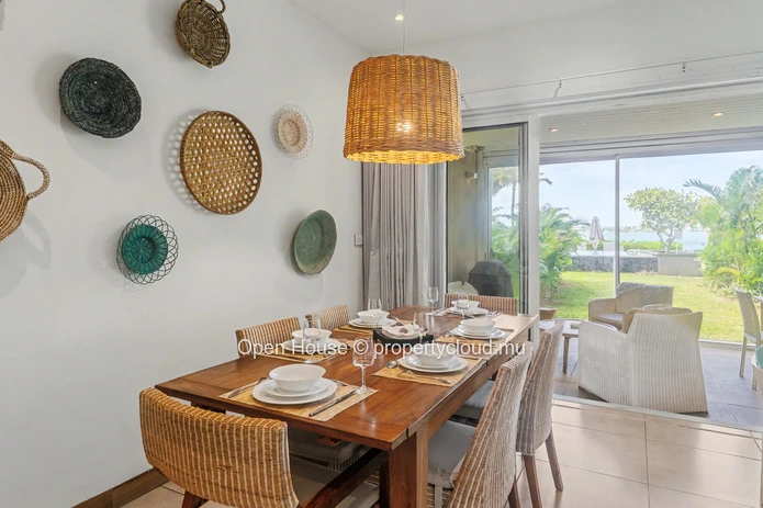 Appartement pieds dans l'eau à vendre à Grand Baie 152m² - Marché local exclusivement.