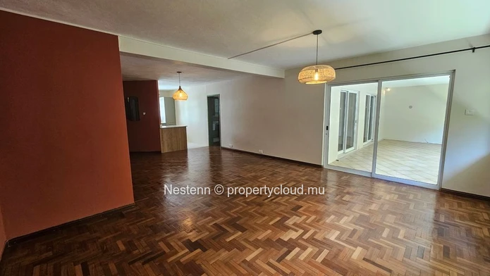 Un appartement lumineux et rénové au cœur d'une résidence intimiste.