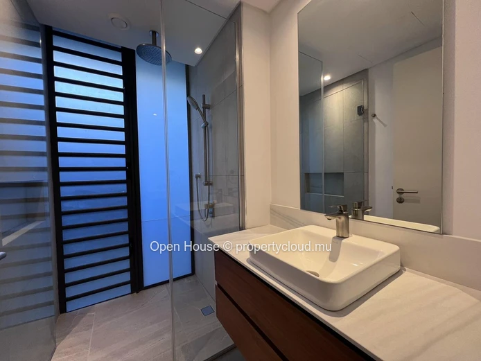 Townhouse PDS à vendre à Rivière Noire, Tamarin, 250m², terrain 500m², 4 chambres, piscine privée, vue mer, Rs 50M.