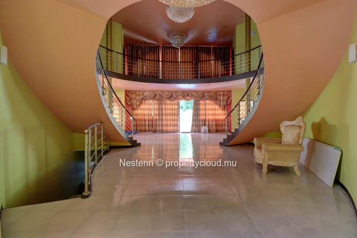 Traditional 5 bedroom house with swimming pool and garden 