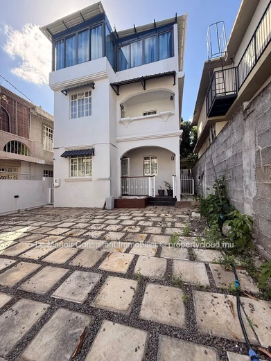 Maison individuelle de 2 étages avec toit-terrasse aménagé et vue mer- vendue entièrement meublée