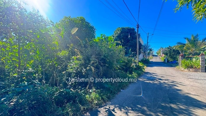 Terrain spacieux de 713 m² à Roche Terre, à proximité des écoles, des arrêts de bus, des hôpitaux et des commerces, i...